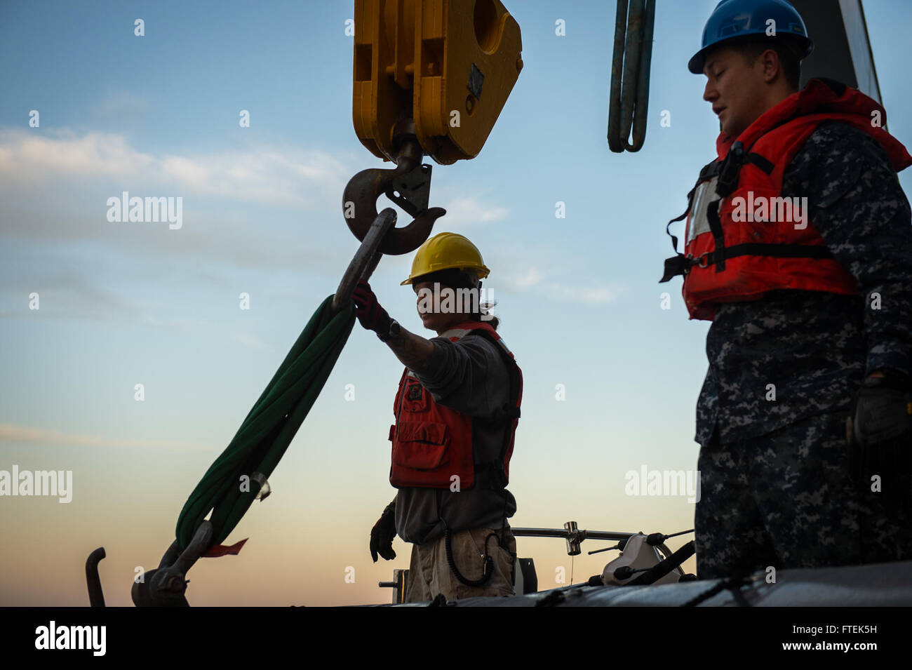 Questa foto della Marina degli Stati Uniti mostra Jim Conner, il cigno di lancia della USNS, e il Dalton Thompson di seconda classe della Boatswain che prepara una barca gonfiabile a scafo rigido per il lancio dalla baia della missione. La punta di diamante fa parte del dispiegamento della 6th Fleet degli Stati Uniti a sostegno della Africa Partnership Station, migliorando la collaborazione internazionale. Foto Stock