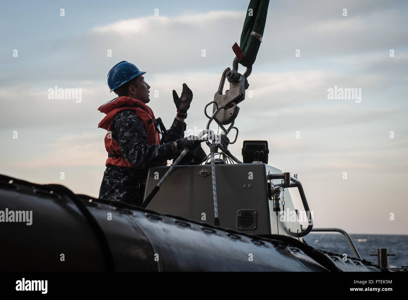 Il Boatswain's Mate 2nd Class Dalton Thompson prepara una barca gonfiabile a scafo rigido per il lancio dalla testa di lancia USNS (JHSV 1) durante una missione nell'Oceano Atlantico. La nave sostiene l'iniziativa Africa Partnership Station, migliorando la collaborazione internazionale. Foto Stock