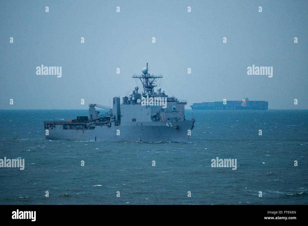 La USS Fort McHenry (LSD 43), la USS New York (LPD 21) e la USS Iwo Jima (LHD 7) si preparano a transitare sul Canale di Suez durante un'operazione navale nel Mar Mediterraneo. Le navi fanno parte dell'Iwo Jima Amphibious Ready Group, sostenendo gli interessi militari statunitensi in Europa. Foto Stock