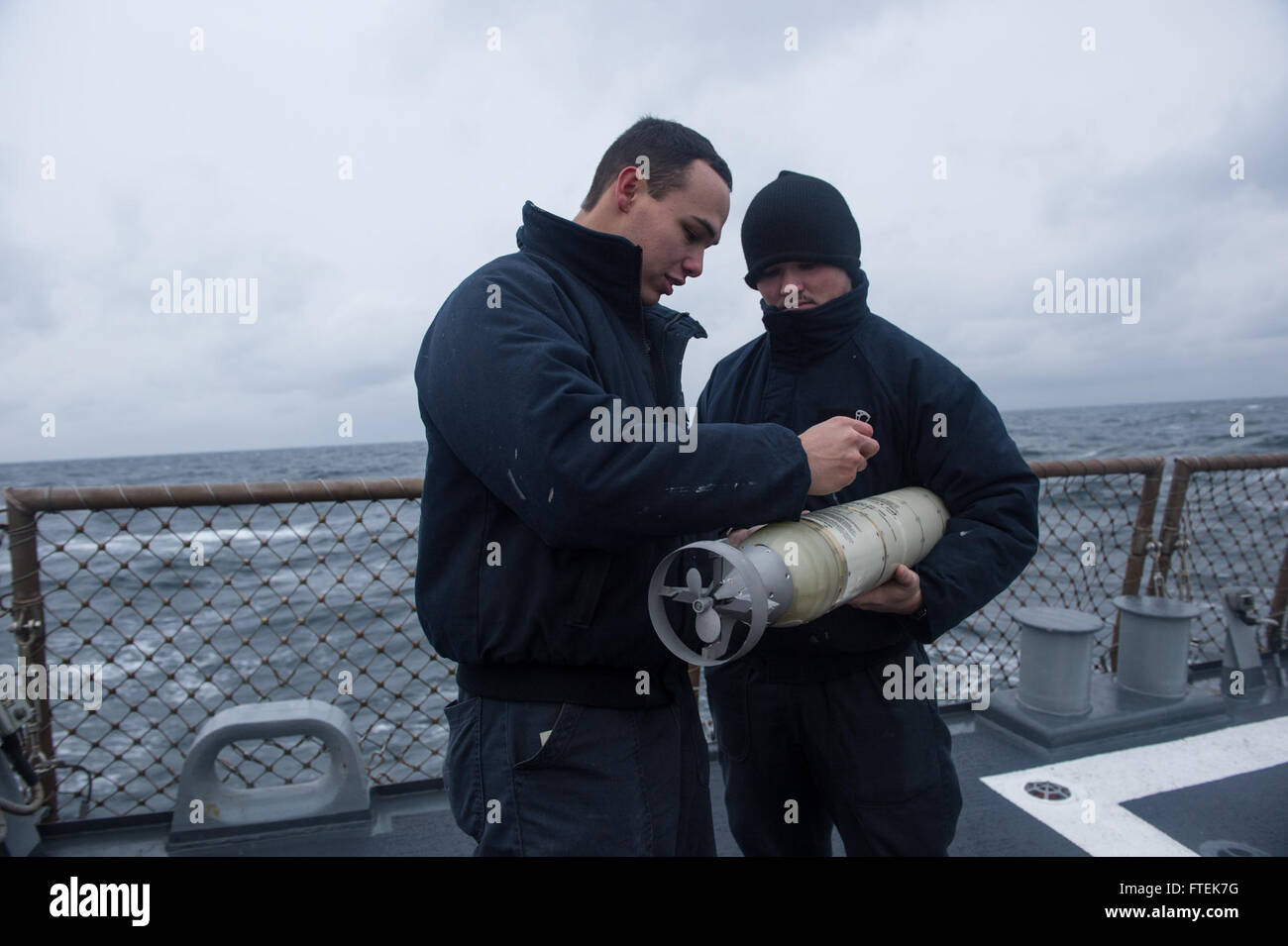 Questa immagine cattura i tecnici Sonar a bordo della USS Donald Cook (DDG 75) mentre calibrano un obiettivo di addestramento anti-sommergibile durante un esercizio del 2015 nel Mar Nero. La USS Donald Cook è un cacciatorpediniere classe Arleigh Burke che conduce operazioni navali a sostegno degli interessi di sicurezza nazionale degli Stati Uniti in Europa. Foto Stock