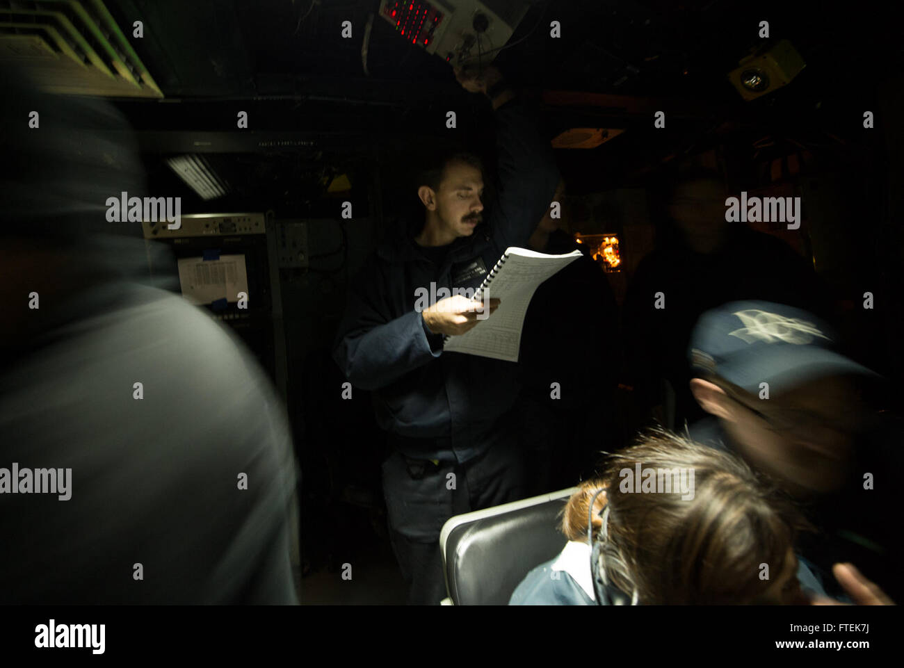 Questa fotografia mostra il Sonar Technician 1st Class Kristopher King of the U.S. Navy a bordo della USS Donald Cook, un cacciatorpediniere missilistico guidato, durante un'esercitazione di guerra anti-sommergibile nel Mar Nero. L'immagine cattura il tecnico impegnato in operazioni navali, mostrando le moderne capacità navali della Marina degli Stati Uniti in acque internazionali. Foto Stock