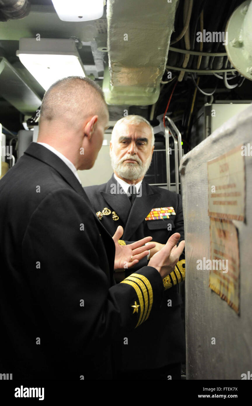 150112-N-UI568-136 Naval Station Rota, Spagna (GEN. 12, 2015) della Cmdr. Shawn Huey, comandante, la Virginia-class attack submarine USS California (SSN 781), sinistra, spiega come il sommergibile opera di marina spagnola Adm. Santiago Bolibar Piñeiro, Spagnolo ammiraglio della flotta, Gennaio 12, 2015. Vice Adm. James Foggo, commander, U.S. Sesta flotta, ha visitato la stazione navale di Rota come parte di un tour di due giorni per incontrarsi con la marina spagnola e tour strutture. (U.S. Foto della marina da Morgan Over/rilasciato) Foto Stock