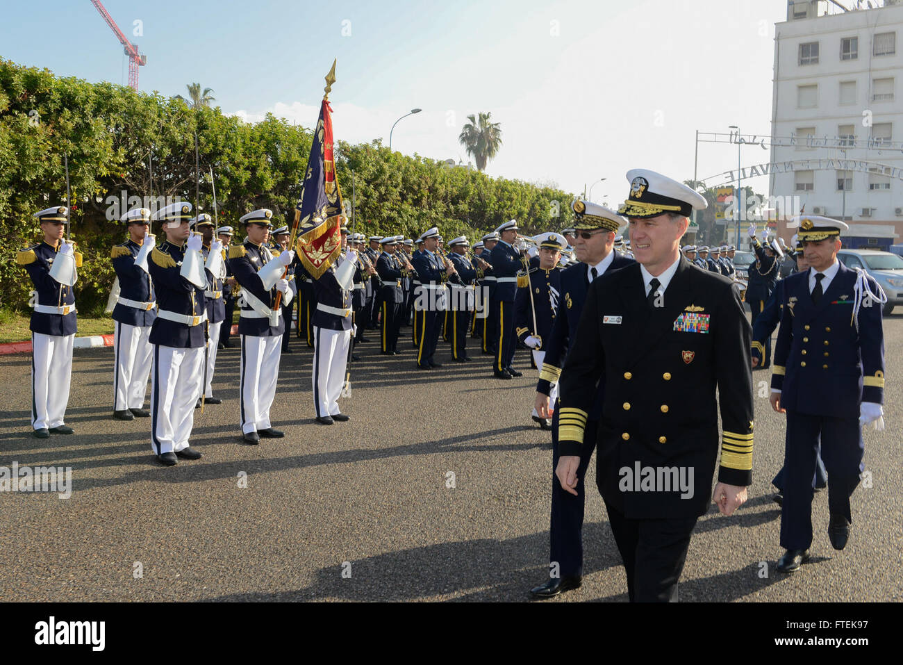 150114-N-UE250-005 CASABLANCA, Marocco (GEN. 14, 2015) Adm. Mark Ferguson, commander, U.S. Forze Navali, Europa-Africa passa una guardia d'onore come egli arriva al marocchino Royal Naval Academy 14 gennaio 2015. Ferguson è la visita in Marocco per costruire sulla partnership duratura U.S. Navy condivide con la Royal Navy marocchine e per discutere la reciproca sicurezza marittima problemi con i suoi omologhi. (U.S. Foto di Marina di Massa lo specialista di comunicazione 2a classe Corey Hensley/rilasciato) Foto Stock