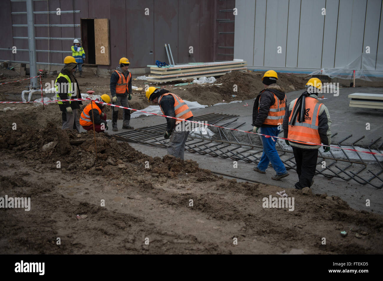 150121-N-ONU DEVESELU924-078, Romania (GEN. 21, 2015) marinai, lungo con American e imprenditori rumeni, costruire un U.S. Egida a terra il sistema di difesa missilistica a bordo di supporto navale facoltà Deveselu, Romania, Gennaio 21, 2015. Una volta completato, Aegis a terra sosterrà il Parlamento graduale approccio adattativo per missile balistico di difesa. (U.S. Navy foto di tenente j.g. Alexander Perrien/rilasciato) Foto Stock