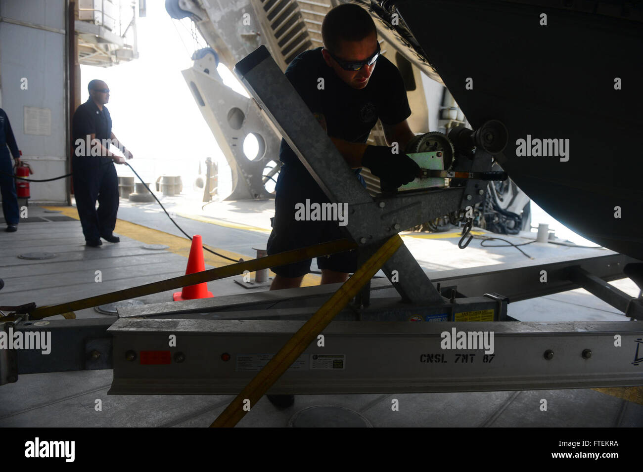 Oceano atlantico (feb. 7, 2015) DEGLI STATI UNITI I marinai della Marina Militare, Guardia Costiera e del personale in servizio civile marittimi condotta piccola barca a bordo delle operazioni militari Sealift il comando congiunto del ad alta velocità a nave USNS Spearhead (JHSV 1) Febbraio 7, 2015. Punta di diamante è su una distribuzione programmata per gli Stati Uniti Sesta flotta area di operazioni a sostegno della collaborazione internazionali di costruzione di capacità del programma di Partenariato Africa stazione. (U.S. Foto di Marina di Massa lo specialista di comunicazione 1a classe Joshua Davies/rilasciato) Foto Stock