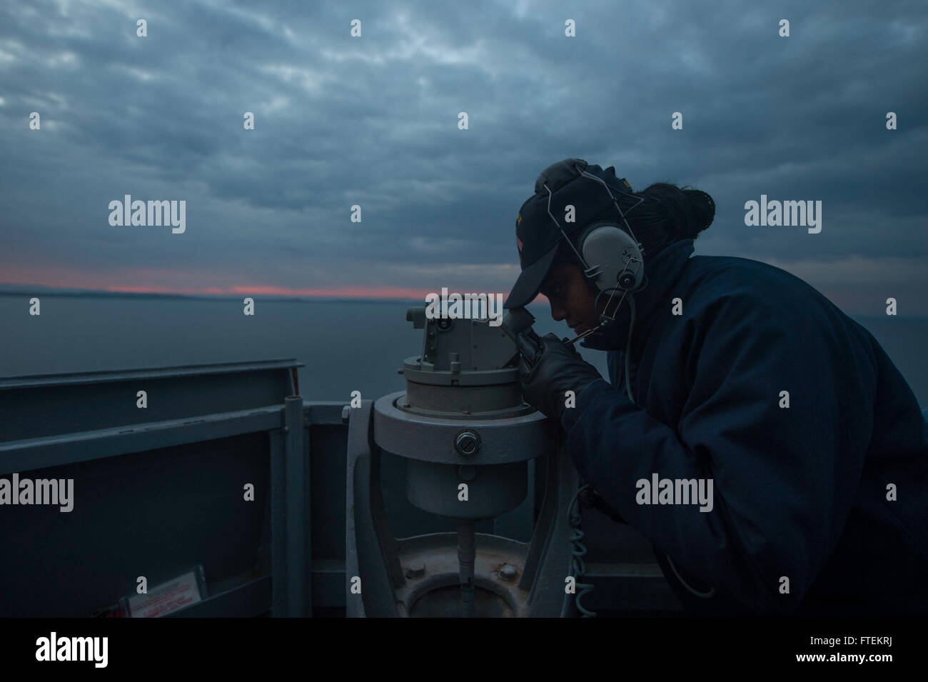 Il quartier generale Seaman Micole Horhn della USS Cole (DDG 67) gestisce l'equipaggiamento di navigazione durante il transito della nave attraverso lo stretto dei Dardanelli l'8 febbraio 2015. Il cacciatorpediniere di missili guidati classe Arleigh Burke sta sostenendo gli interessi della sicurezza nazionale degli Stati Uniti in Europa. Foto Stock