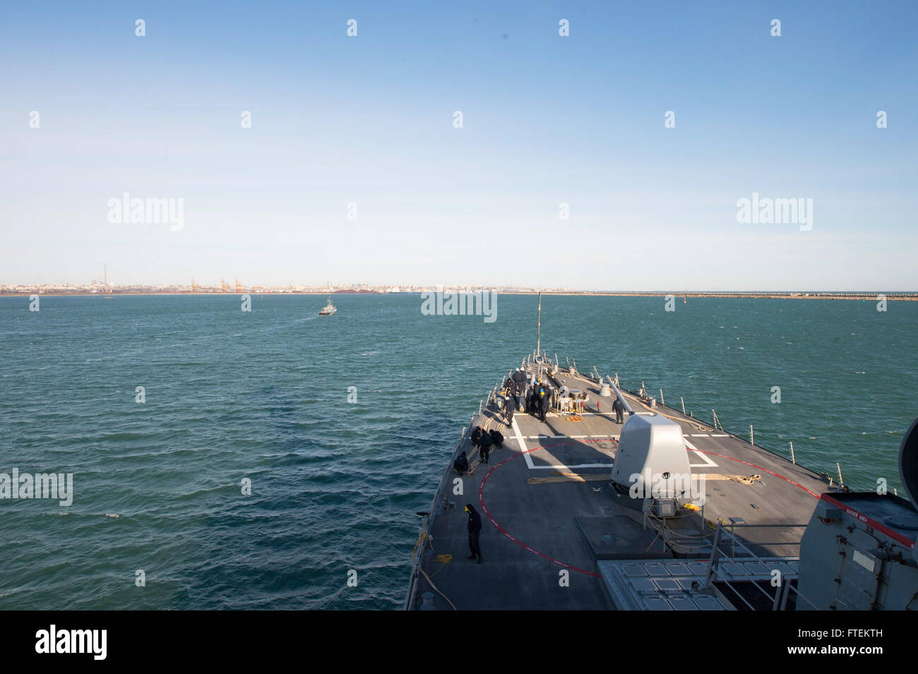 La USS Cole (DDG 67), un cacciatorpediniere missilistico guidato della classe Arleigh Burke, è in viaggio verso Costanza, in Romania, per una visita programmata al porto. Questo transito fa parte delle operazioni in corso della Marina degli Stati Uniti nel Mar Nero, sostenendo gli interessi di sicurezza nazionale degli Stati Uniti in Europa, la cooperazione NATO e le missioni di sicurezza regionale. Foto Stock