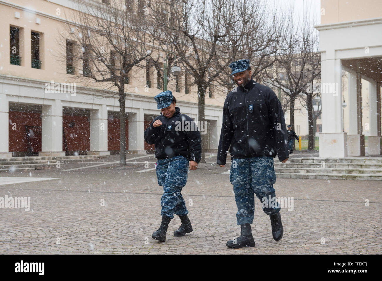 I tecnici dei sistemi informativi Chakayia Browder e Darryl Moore sopportano rare nevicate all'attività di supporto navale di Napoli il 9 febbraio 2015. NSA Naples, situata nel sud Italia, serve come quartier generale delle forze navali USA Europa-Africa/6th Fleet. La neve è rara in questa regione. Foto Stock