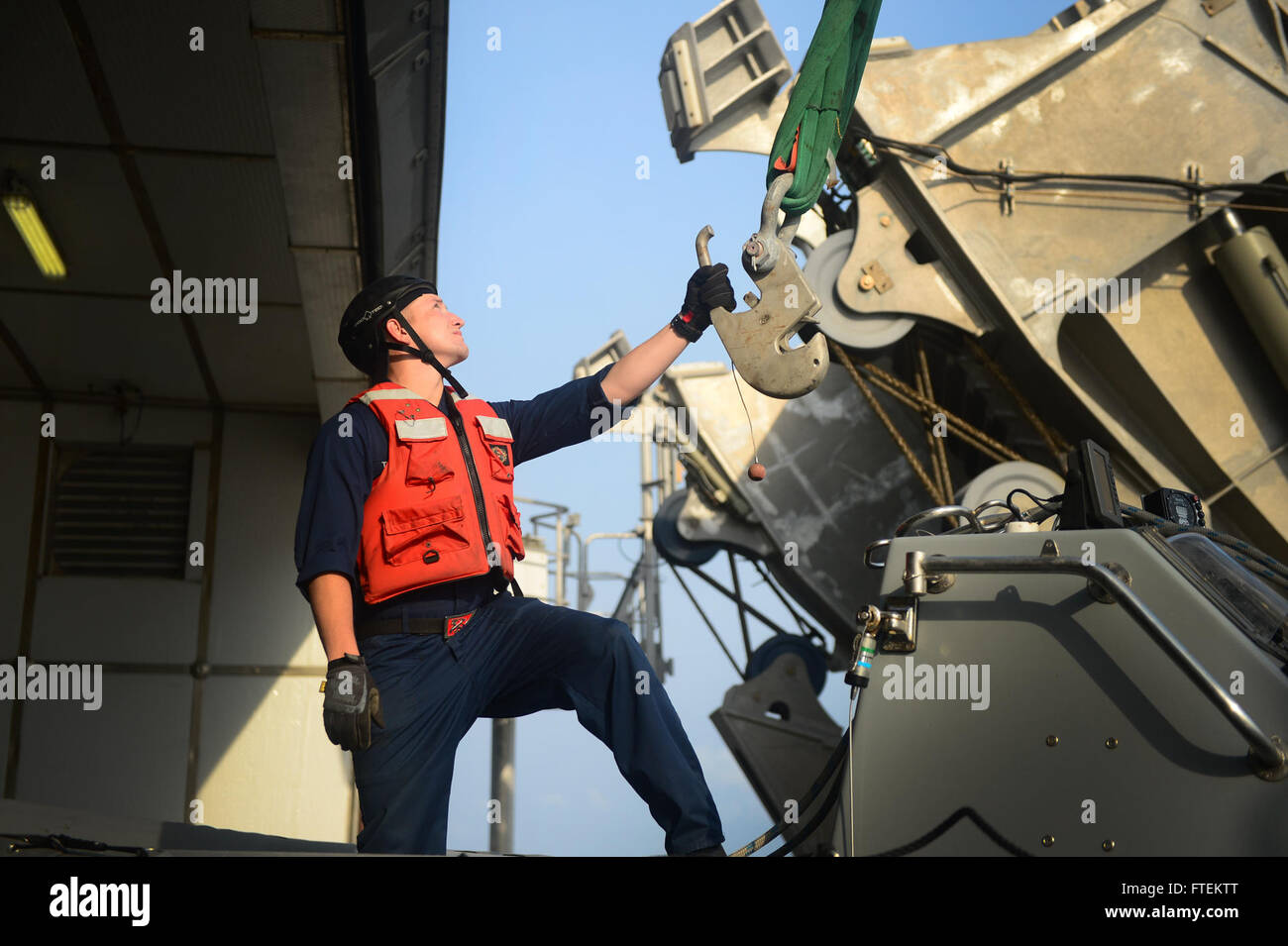 Il 9 febbraio 2015 il Boatswain's Mate di seconda classe Dalton Thompson della USNS Spearhead (JHSV 1) si prepara per le operazioni su piccole imbarcazioni a sostegno del programma Africa Partnership Station nella regione della 6th Fleet degli Stati Uniti. Foto Stock