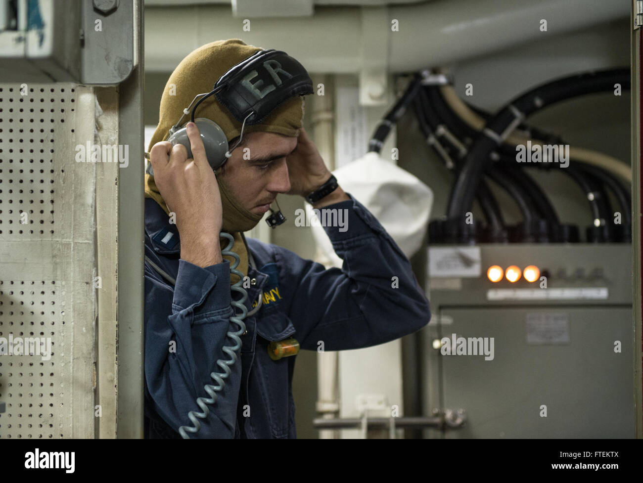 Mare Mediterraneo (feb. 10, 2015) Tenente j.g. Andre Tye, da Monkscorner, Carolina del Sud, serve come il team di riparazione locker leader durante una lotta antincendio praticare a bordo della USS Donald Cook (DDG 75) Il 10 febbraio, 2015. Donald Cook, un Arleigh Burke-class guidato-missile distruttore, distribuita a Rota, Spagna, sta conducendo operazioni navali negli Stati Uniti Sesta flotta area di operazioni a sostegno degli Stati Uniti per gli interessi di sicurezza nazionali in Europa. (U.S. Foto di Marina di Massa lo specialista di comunicazione 2a classe Karolina A. Oseguera/rilasciato) Foto Stock