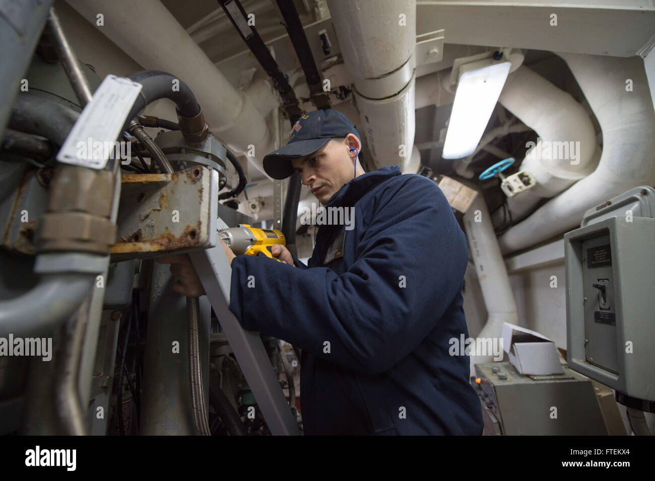 Il Machinist Mate di 3a classe Samuel Japuncha, a bordo della USS Cole (DDG 67), effettua la manutenzione di un compressore d'aria ad alta pressione mentre la nave opera nell'area della 6a flotta degli Stati Uniti. La USS Cole, un cacciatorpediniere classe Arleigh Burke, sostiene gli interessi di sicurezza nazionale degli Stati Uniti in Europa e nelle operazioni NATO. Foto Stock
