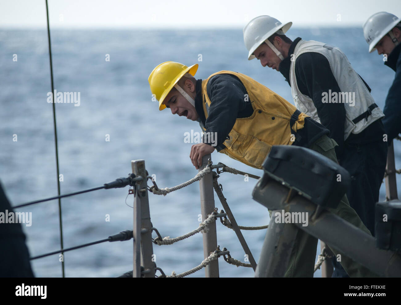 Mare Mediterraneo (feb. 12, 2015) di Boatswain Mate 3° di classe Francisco Jimenez-Gonzalez, da San Antonio, serve come il petty officer in carica di piccole operazioni in barca a bordo della USS Donald Cook (DDG 75) del 12 febbraio 2015. Donald Cook, un Arleigh Burke-class guidato-missile destroyer distribuita a Rota, Spagna, sta conducendo operazioni navali negli Stati Uniti Sesta flotta area di operazioni a sostegno degli Stati Uniti per gli interessi di sicurezza nazionali in Europa. (U.S. Foto di Marina di Massa lo specialista di comunicazione 2a classe Karolina A. Oseguera/rilasciato) Foto Stock