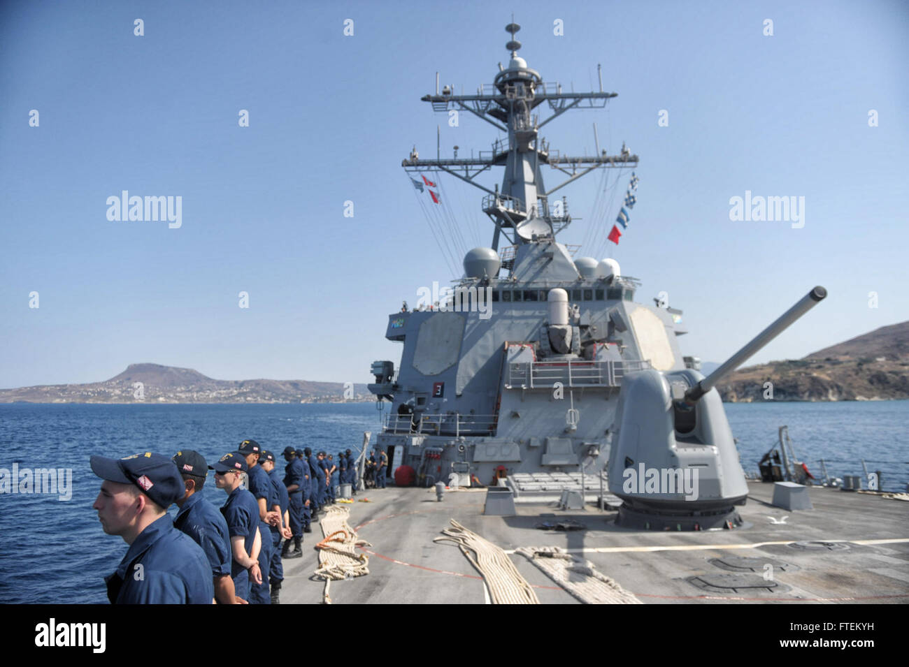 SOUDA BAY, Grecia (sett. 2, 2013) - marinai uomo le rotaie a bordo del Arleigh Burke-class guidato-missile destroyer USS Barry (DDG 52). Barry, homeported a Norfolk, Virginia, è attualmente su una distribuzione programmata sostenere le operazioni di sicurezza marittima e di teatro la cooperazione in materia di sicurezza gli sforzi negli Stati Uniti Sesta flotta area di responsabilità. (U.S. Foto di Marina di Massa lo specialista di comunicazione 1a classe Christopher B. Stoltz) Foto Stock