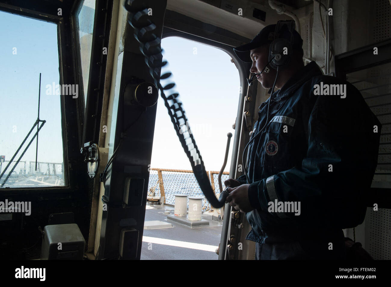 Mare Mediterraneo (feb. 16, 2015) Seaman Matthew McKeever, da Medford, New Jersey, serve come il belvedere di poppa a bordo della USS Donald Cook (DDG 75) Febbraio 16, 2015. Donald Cook, un Arleigh Burke-class guidato-missile destroyer distribuita a Rota, Spagna, sta conducendo operazioni navali negli Stati Uniti Sesta flotta area di operazioni a sostegno degli Stati Uniti per gli interessi di sicurezza nazionali in Europa. (U.S. Foto di Marina di Massa lo specialista di comunicazione 2a classe Karolina A. Oseguera/rilasciato) Foto Stock