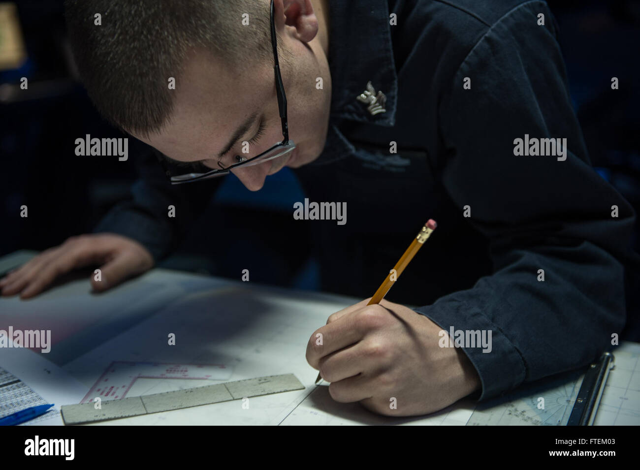 Mare Mediterraneo (feb. 16, 2015) Operazioni Specialist 1a classe Adam Trento, da Wichita Falls, Texas, partecipa a una superficie navale fire scenario di assistenza all'interno della lotta contro il centro di informazione a bordo della USS Donald Cook (DDG 75) Febbraio 16, 2015. Donald Cook, un Arleigh Burke-class guidato-missile destroyer distribuita a Rota, Spagna, sta conducendo operazioni navali negli Stati Uniti Sesta flotta area di operazioni a sostegno degli Stati Uniti per gli interessi di sicurezza nazionali in Europa. (U.S. Foto di Marina di Massa lo specialista di comunicazione 2a classe Karolina A. Oseguera/rilasciato) Foto Stock