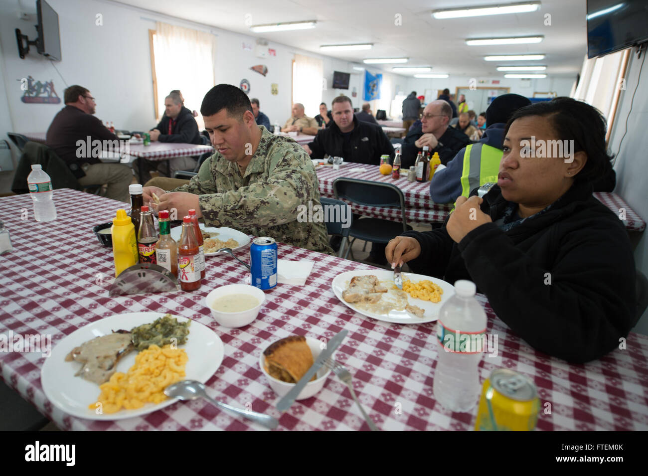 Deveselu, Romania (feb. 19, 2015) marinai, Seabees e appaltatori di godere di una pausa per il pranzo presso il locale cucina nel supporto navale Facility (NSF) Deveselu, Romania, Feb 19, 2015. I tre gruppi hanno lavorato insieme in quanto la NSF Deveselu cerimonia rivoluzionaria ott. 28, 2013, per costruire Navy Regione Europa Africa Asia sud-ovest del più recente strumento in grado di fornire in modo efficiente ed efficace servizio shore a sostegno degli Stati Uniti e delle forze alleate operanti in Europa, Africa e Asia sud-ovest. (U.S. Navy foto di tenente j.g. Alexander Perrien/rilasciato) Foto Stock