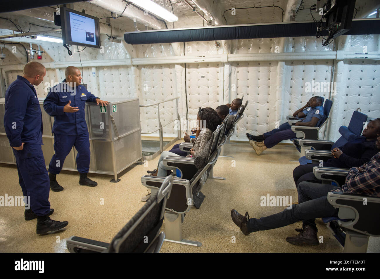 La Guardia Costiera degli Stati Uniti ha tenuto un briefing con i membri del servizio ghanese a bordo della testa di lancia USNS durante un'operazione di applicazione della legge marittima nell'Oceano Atlantico, concentrandosi sulle tecniche di sicurezza. Foto Stock