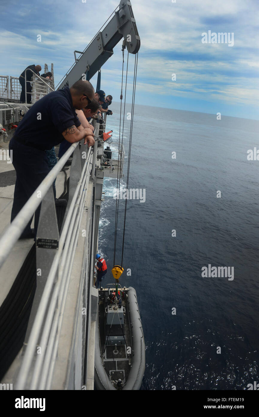 La punta di diamante USNS (JHSV 1), una nave ad alta velocità, conduce operazioni di applicazione della legge marittima nell'ambito dell'Africa Maritime Law Enforcement Partnership a sostegno degli sforzi della sesta flotta degli Stati Uniti. Foto Stock