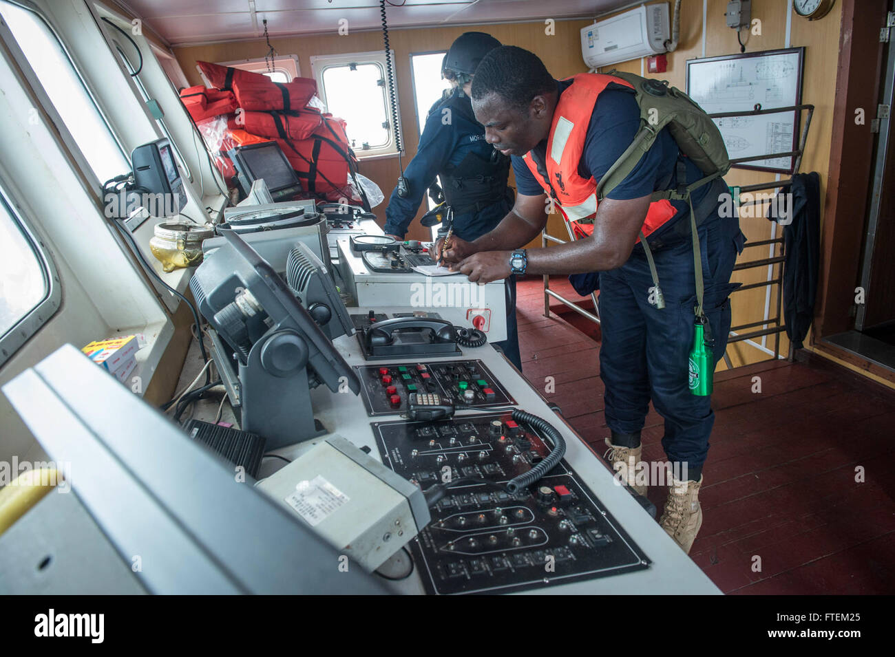 Oceano atlantico (feb. 19, 2015) in Ghana di un funzionario di polizia, in congiunzione con i militari Sealift il comando congiunto del ad alta velocità a nave USNS Spearhead (JHSV 1), ispeziona i record di pesca a bordo di una nave da pesca durante l'Africa il diritto marittimo di esecuzione operazioni di partenariato Feb 19, 2015. Punta di diamante è su una distribuzione programmata per gli Stati Uniti Sesta flotta area di operazioni a sostegno della collaborazione internazionali di costruzione di capacità del programma di Partenariato Africa stazione. Foto Stock