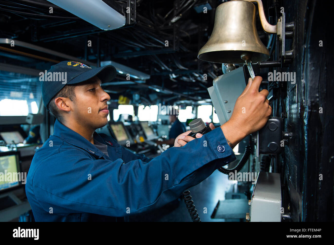 Mare Mediterraneo (sett. 3, 2013) di Boatswain Mate 2a classe Juan Mares, da San Diego, si prepara ad anello la nave a bordo della campana la visita-missile destroyer USS gravemente (DDG 107). Gravemente, homeported a Norfolk, Virginia, è su una distribuzione programmata sostenere le operazioni di sicurezza marittima e di teatro la cooperazione in materia di sicurezza gli sforzi nella sesta flotta area di responsabilità. Foto Stock