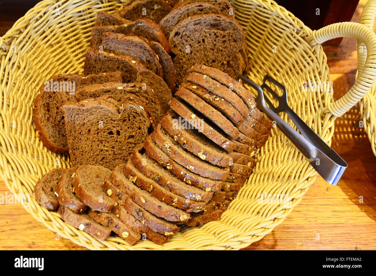 Il pane nel Cestino di paglia Foto Stock