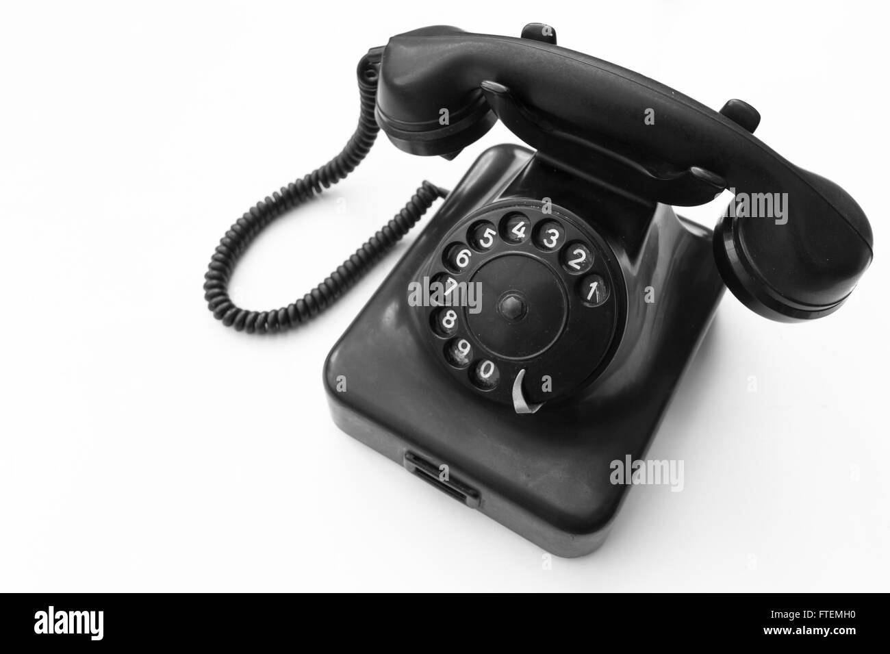 Il vecchio telefono isolato su sfondo bianco , in bianco e nero Foto Stock