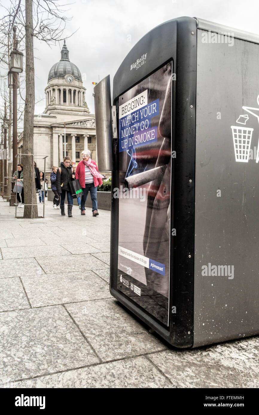 Controverso anti accattonaggio inserzioni da Nottingham City Council (manodopera) in congiunzione con il Nottinghamshire polizia. nottingham Foto Stock