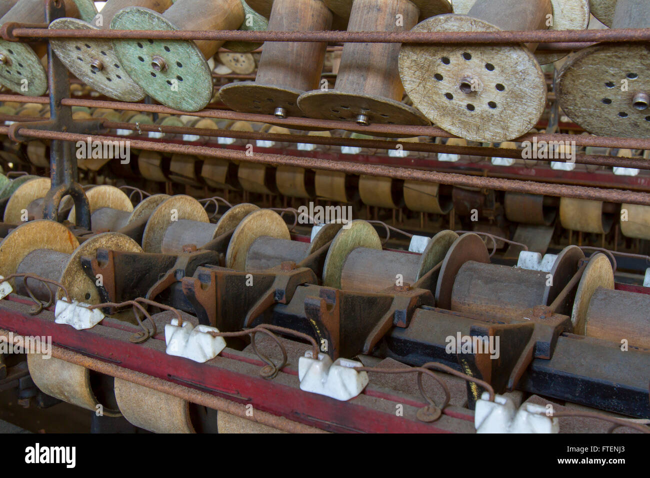 Vuoto gli steli in legno e rocche in giro del secolo la seta gettando fabbrica. Foto Stock