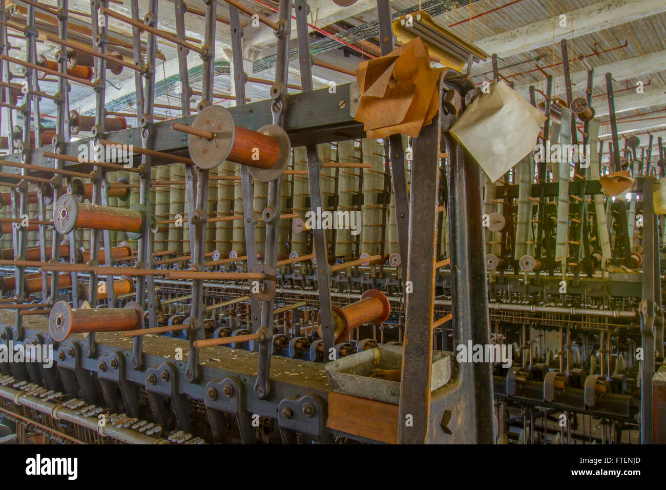 Bobine in legno sulla filettatura corrispondente proiezione sul piano della fine del secolo la seta gettando fabbrica. Foto Stock