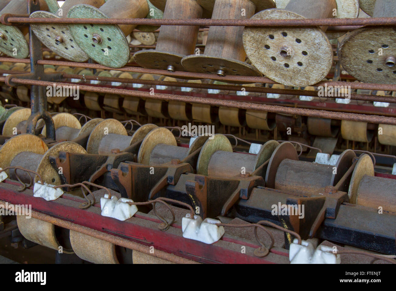 Vuoto gli steli in legno e rocche in giro del secolo la seta gettando fabbrica. Foto Stock