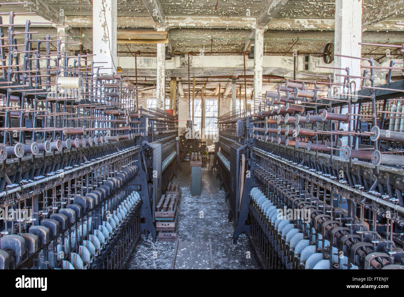 Invecchiamento della fabbrica con attrezzature di antica formazione di ruggine nel giro di un secolo la seta gettando fabbrica. Foto Stock