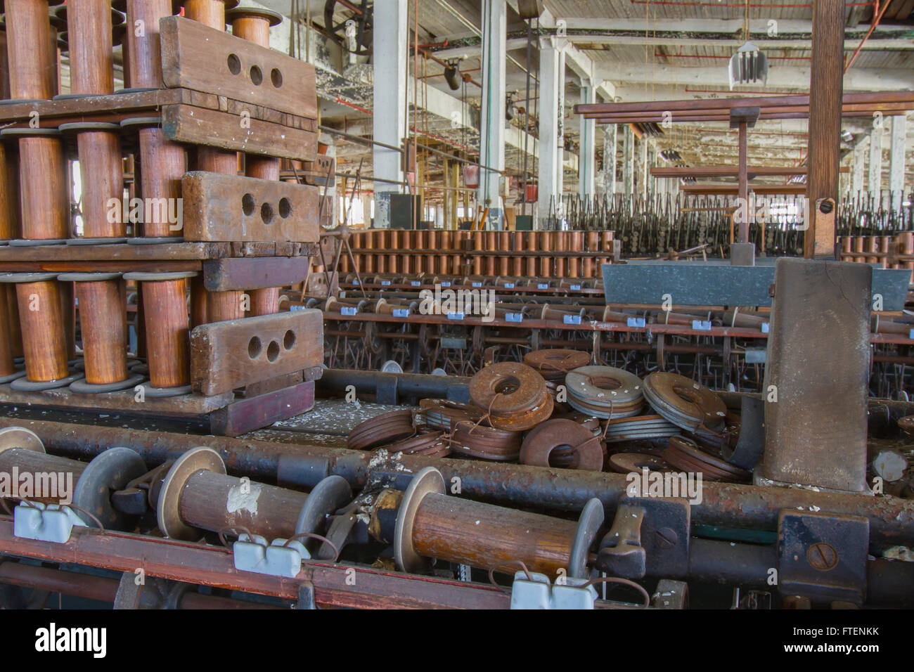 Invecchiamento attrezzature sul piano di abbandono di svolta del secolo la seta gettando fabbrica. Foto Stock