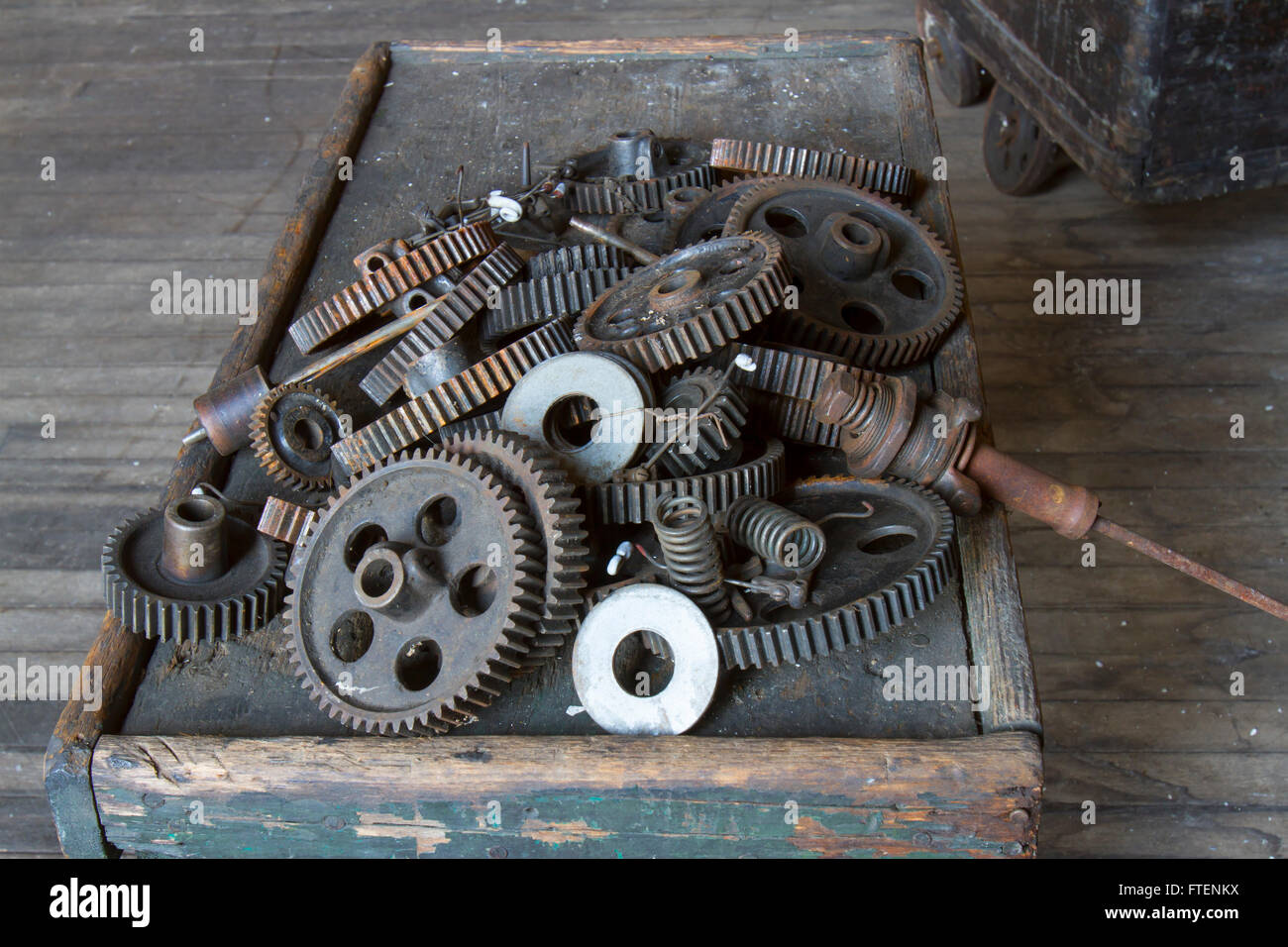 Scatola di ingranaggi a sua volta del secolo la seta gettando fabbrica. Foto Stock
