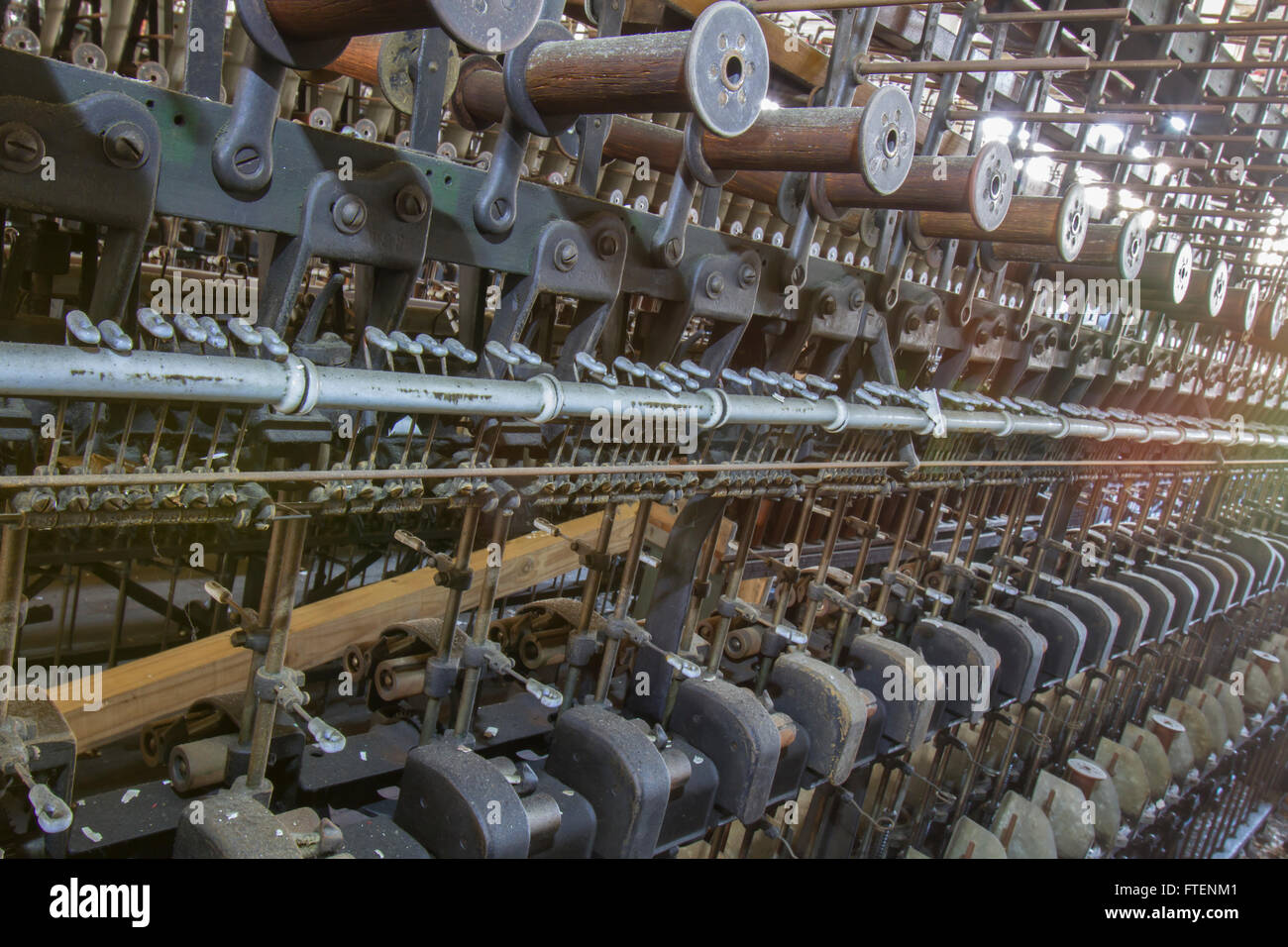 Macchinari antichi sul pavimento della fine del secolo la seta gettando fabbrica. Foto Stock