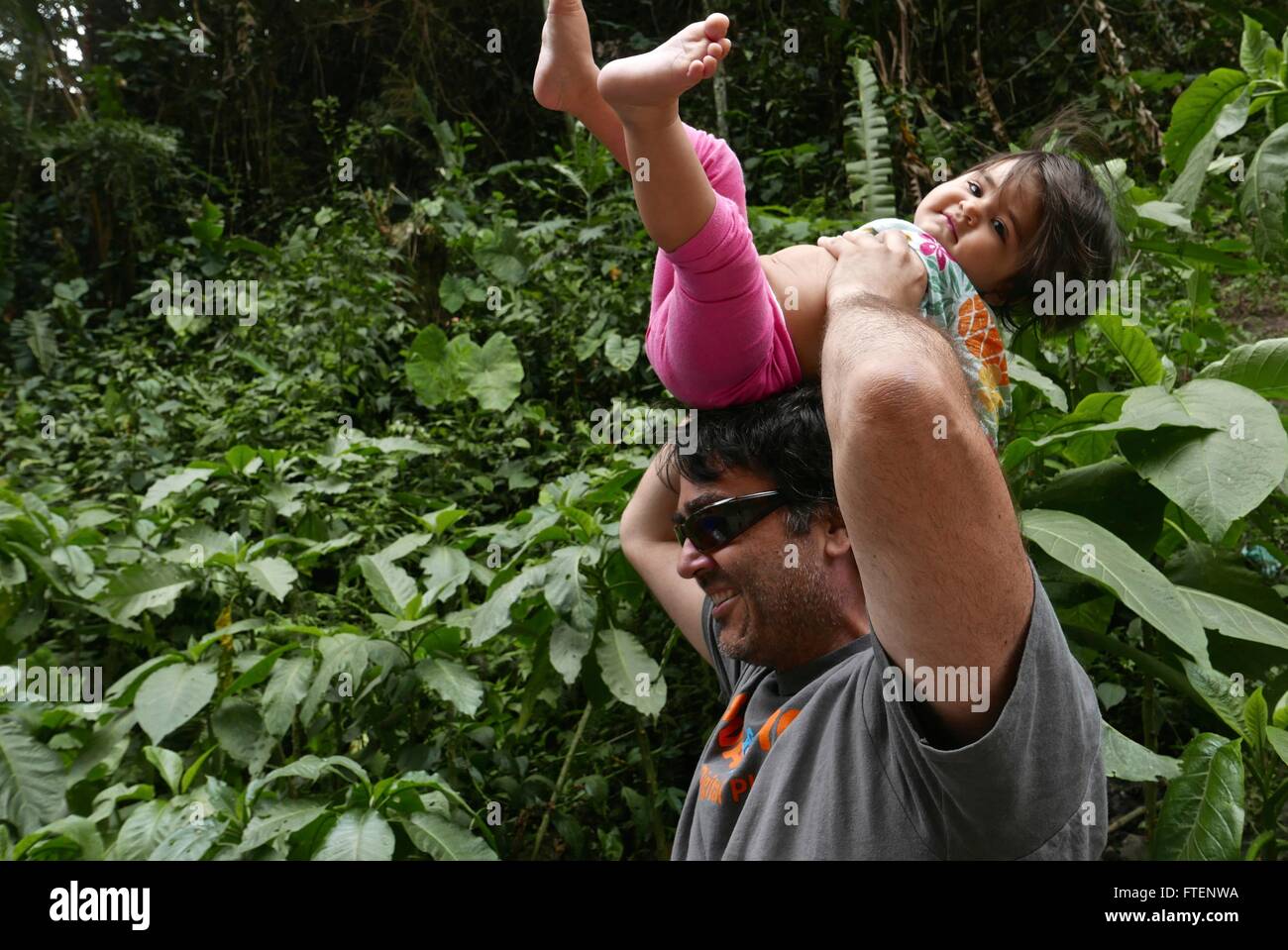 11 mese bambina ad esplorare il Canyon Combeina con suo padre. Foto Stock