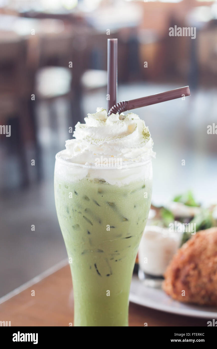 Iced tè verde con panna montata, stock photo Foto Stock