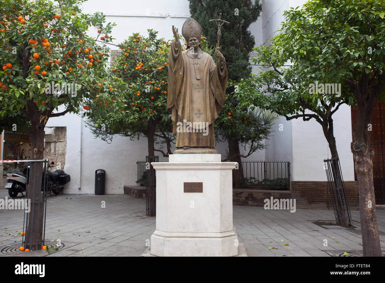 Papa Giovanni Paolo II statua in Plaza Virgen de los Reyes, Siviglia. Andalusia, Spagna. Foto Stock