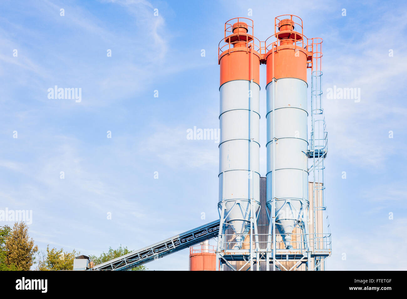 Silos industriali per la produzione di cemento Foto Stock