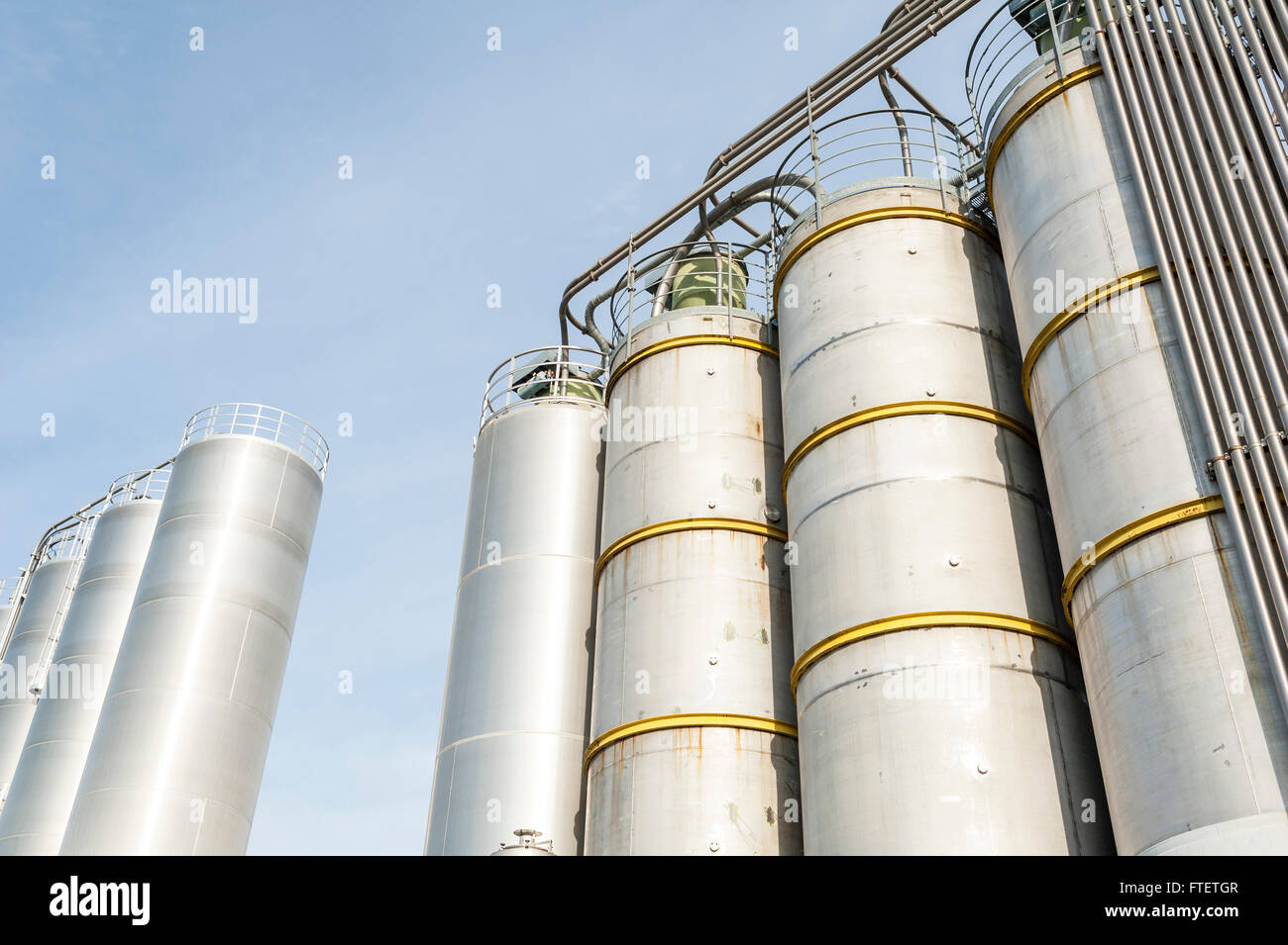 Silos industriali per la produzione chimica, da acciaio inossidabile Foto Stock