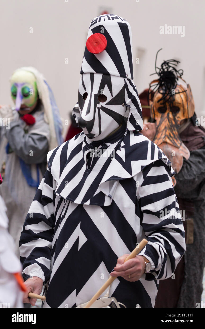 Un partecipante del Carnevale di Basilea 2016 in un costume di zebra, giocando a tamburo rullante durante la parata. Foto Stock
