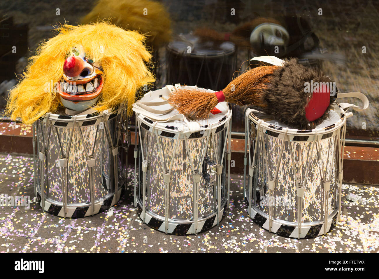 Tre rullanti con maschere recante sulla parte superiore durante il Carnevale di Basilea 2016 davanti alla vetrina di un negozio. Foto Stock
