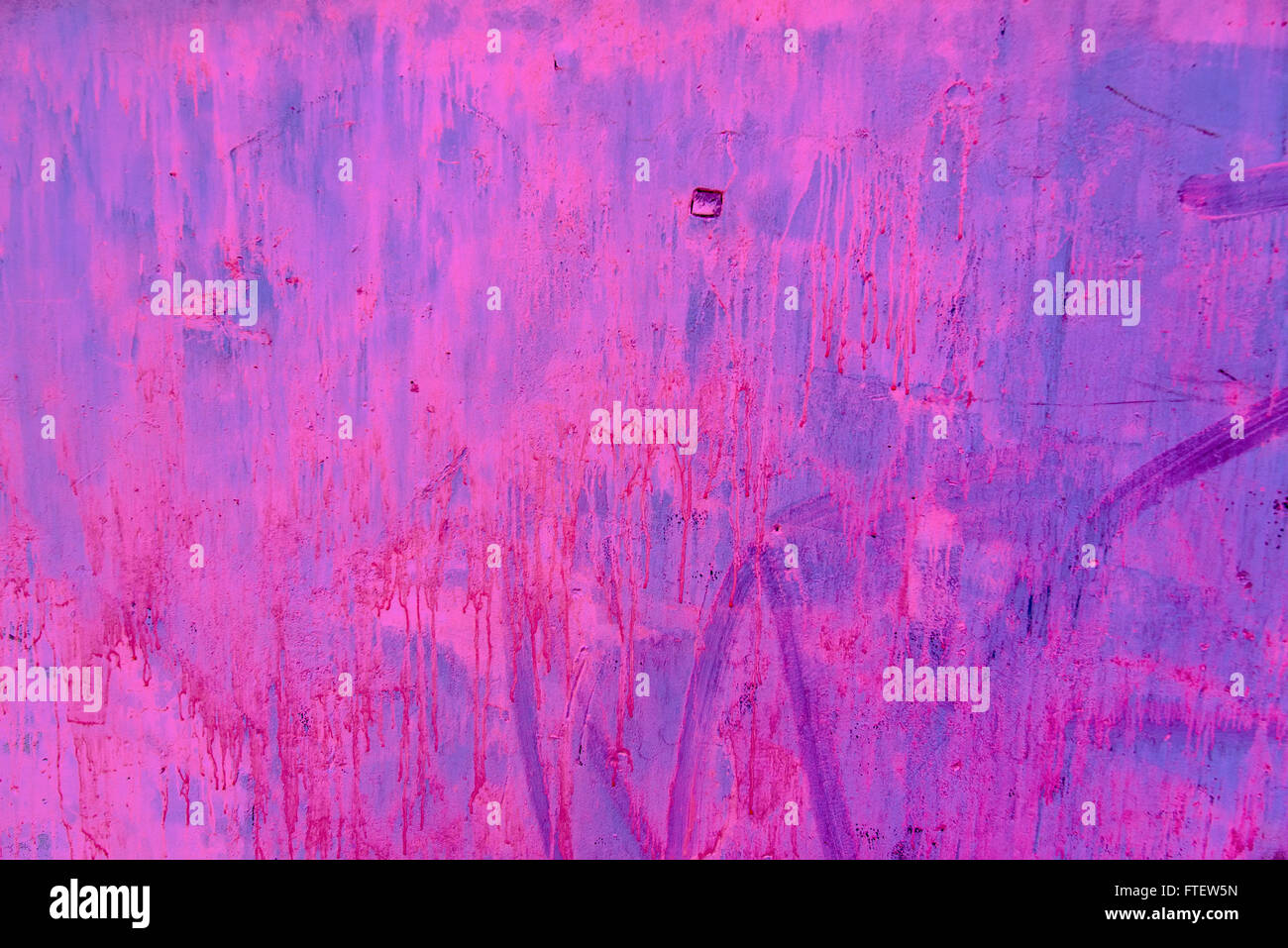 Grunge dipinto di rosa e colorate texture di parete, dettaglio della parte esterna di una superficie di una parete. Foto Stock