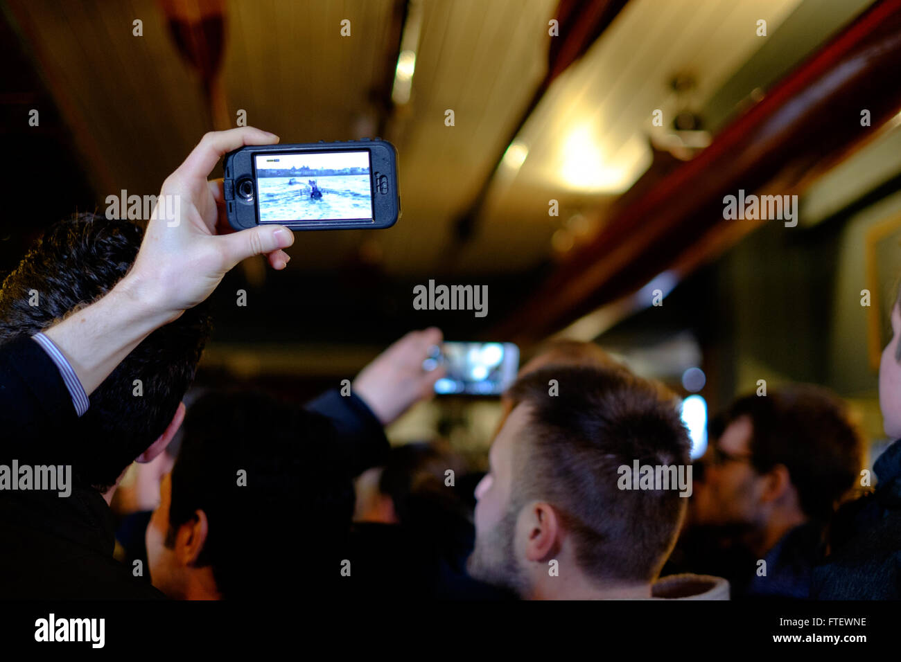 Cambridge Oxford barca a remi pub gara spettatori guardare la partita su un iphone. 2016. Foto Stock