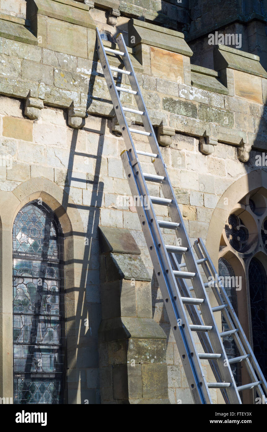 Scala la quaresima fino contro una chiesa St Oswalds Chiesa Filey North Yorkshire Regno Unito Foto Stock
