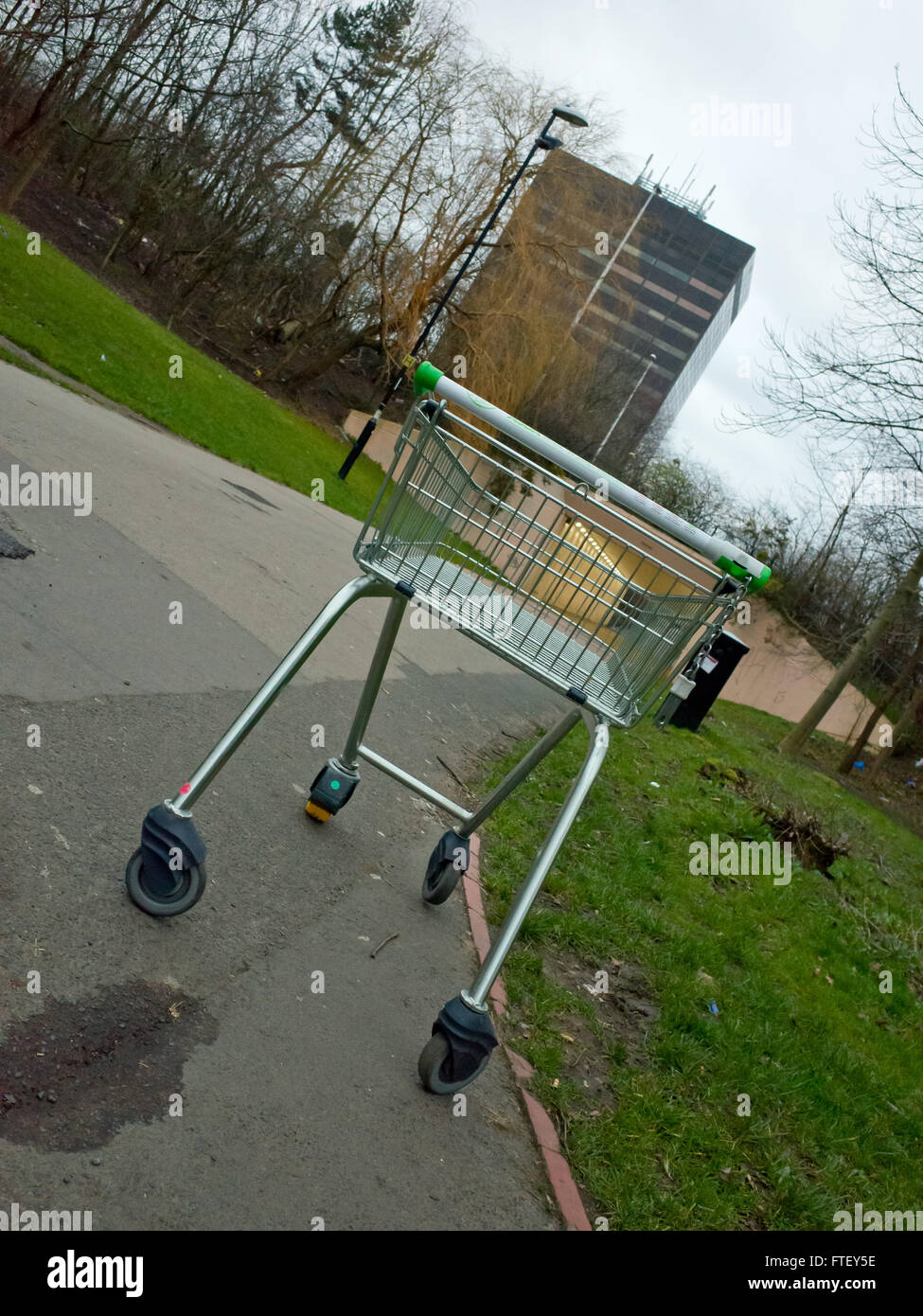 Abbandonato carrello della spesa Foto Stock