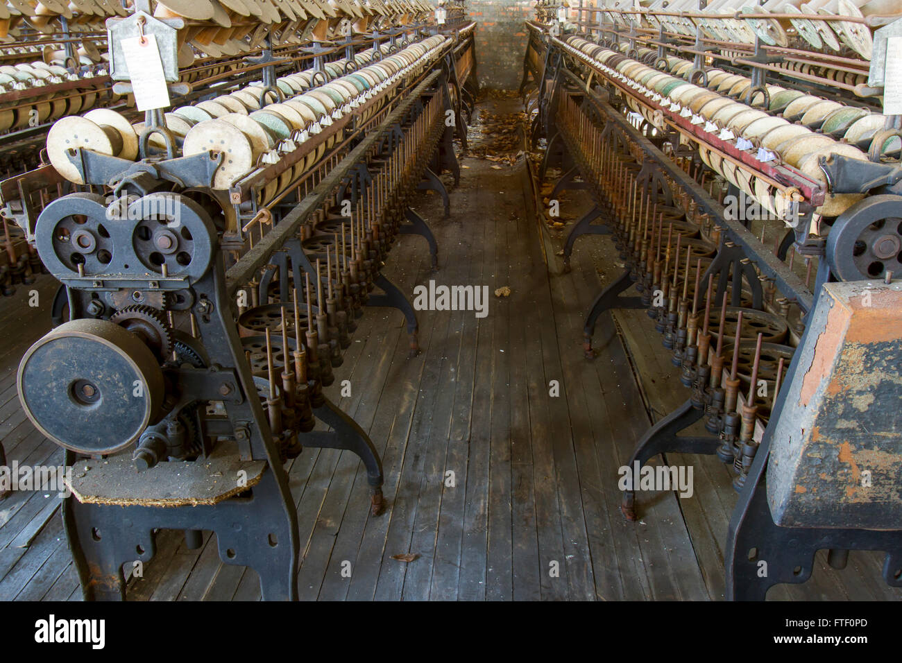 Attrezzature di antica formazione di ruggine nel giro di un secolo la seta gettando fabbrica. Foto Stock