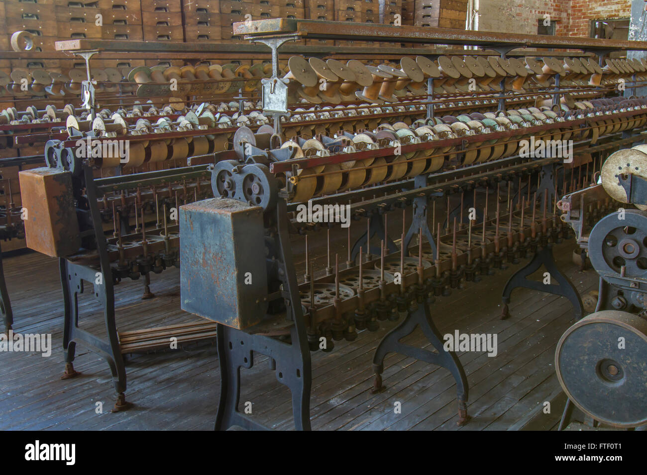 Attrezzature di antiquariato ruggine sul pavimento della fine del secolo la seta gettando fabbrica. Foto Stock
