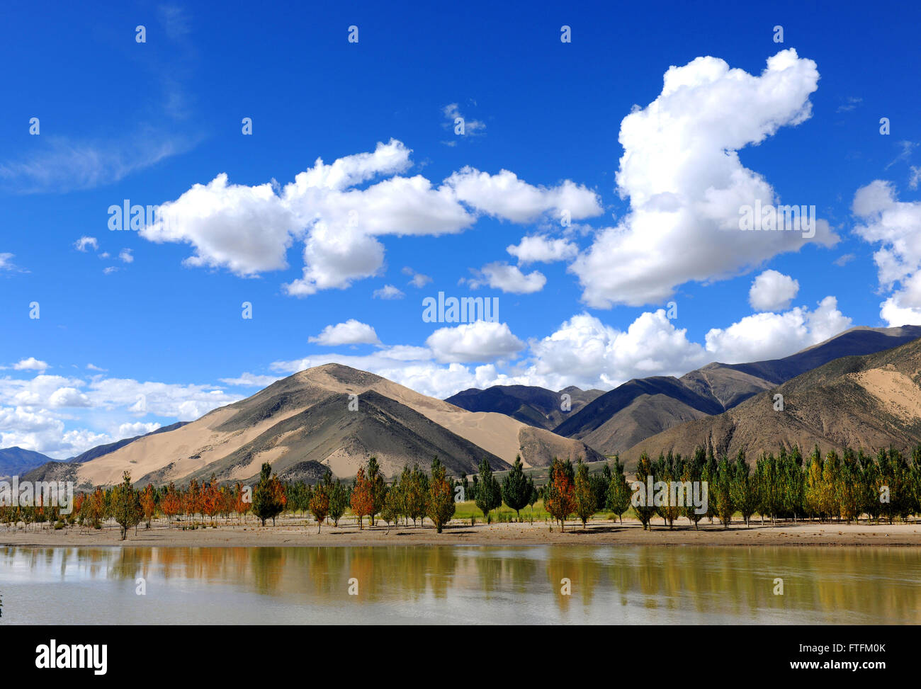 Lhasa. Decimo Sep, 2012. Foto scattata il 7 settembre 10, 2012 mostra lo scenario di Yarlung Zangbo nel fiume Xigaze, a sud-ovest della Cina di regione autonoma del Tibet. © Chen Tianhu/Xinhua/Alamy Live News Foto Stock