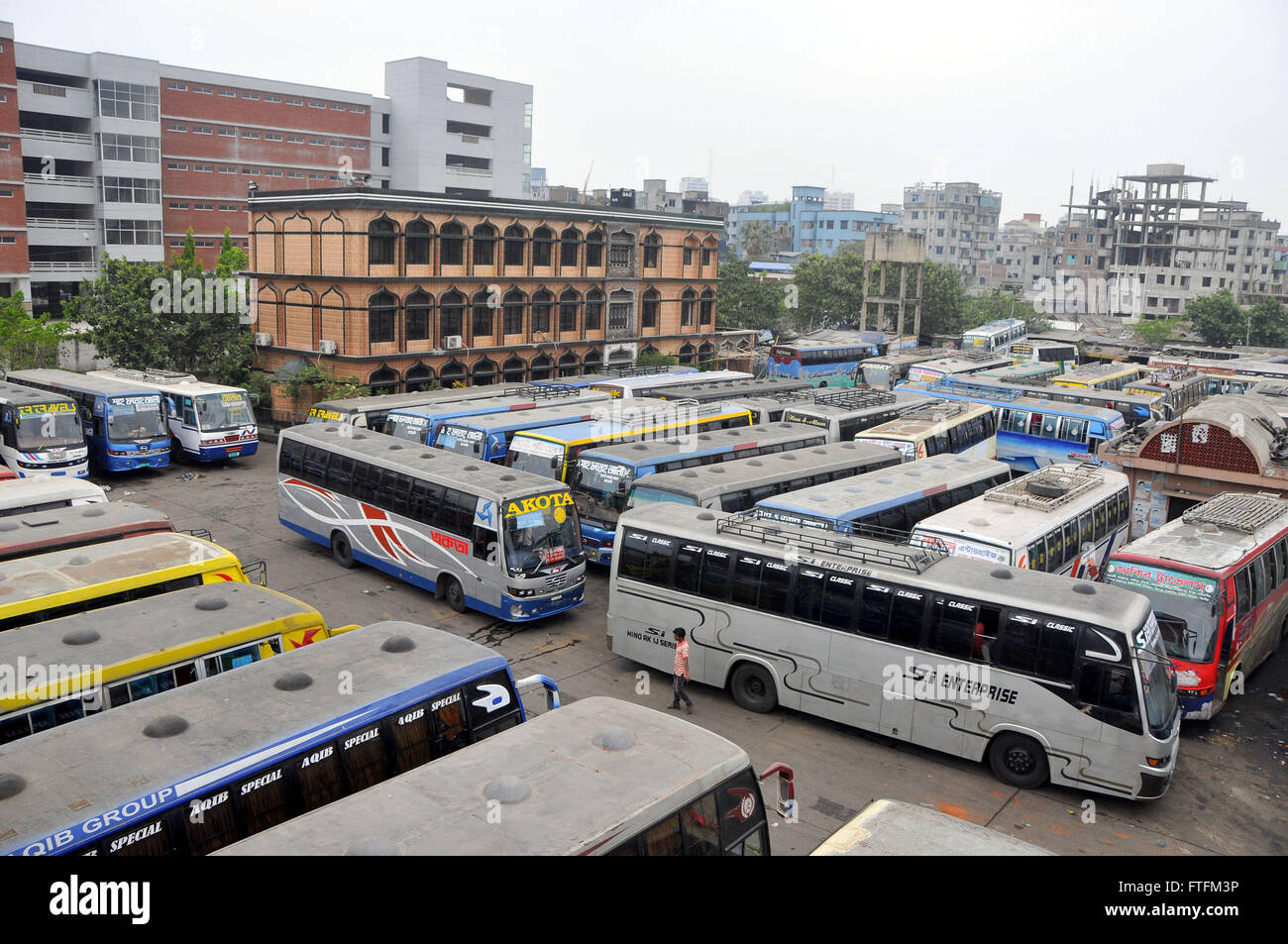 Dacca in Bangladesh. 28 Mar, 2016. Autobus a lunga percorrenza sono parcheggiate in corrispondenza di una stazione durante un countrywide strike chiamato dal Bangladesh gruppo Jamaat-e-Islami party a Dhaka, nel Bangladesh, 28 marzo 2016. Credito: Shariful Islam/Xinhua/Alamy Live News Foto Stock