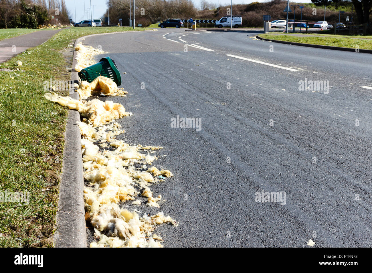 Eastbourne,East Sussex. Il 28 marzo 2016, UK meteo. Il tetto del negozio Dunelm in Eastbourne è stata parzialmente sottoposto a rip off durante la tempesta Katie lasciando detriti sparsi lungo le strade e negli alberi. Eastbourne, East Sussex, UK Credit: Ed Brown/Alamy Live News Foto Stock